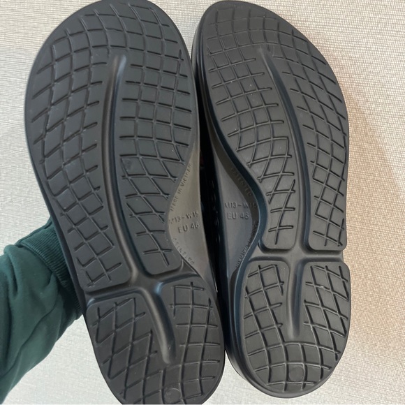 Oofos Oolala Luxe Sandals unisexs Size M 13 W15 Black Comfort Recovery Sandals - Picture 2 of 10